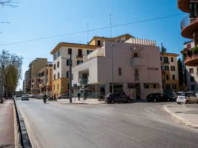 La vista dell�imperiosa dimora � per� �sporcata� da una moderna quanto discutibile costruzione chiara...